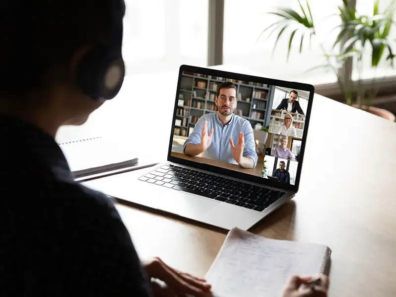 un tutor durante una lezione online
