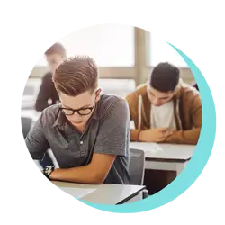 Uno studente durante una lezione che prende appunti